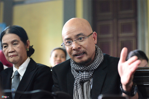 Vợ chồng vua cà phê Trung Nguyên trong vòng vây báo chí tại tòa-3