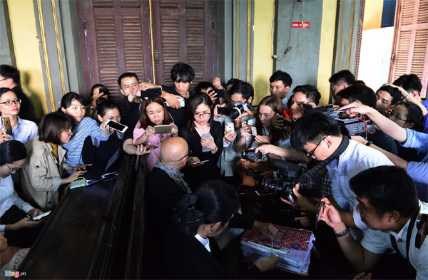 Vợ chồng vua cà phê Trung Nguyên trong vòng vây báo chí tại tòa-11