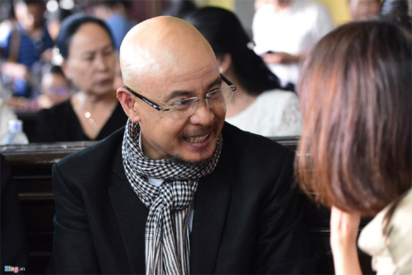 Vợ chồng vua cà phê Trung Nguyên trong vòng vây báo chí tại tòa-14