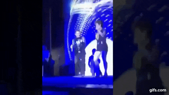 Fan nữ 70 tuổi ăn mặc bốc lửa, nhảy gợi cảm cùng Đàm Vĩnh Hưng gây bất ngờ-1