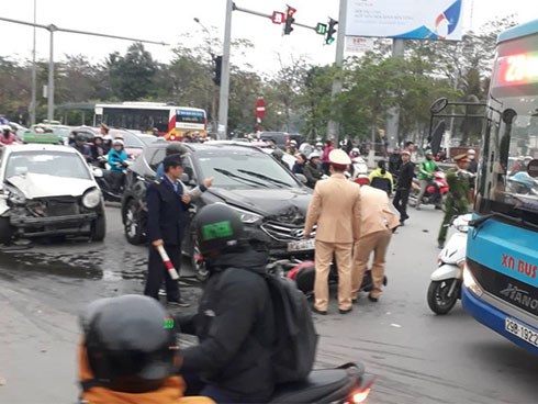 SantaFe đâm hàng loạt ôtô, cuốn xe máy dừng đèn đỏ vào gầm