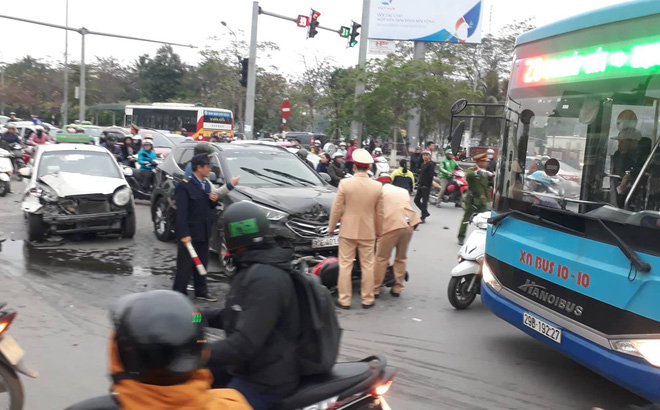 SantaFe đâm hàng loạt ôtô, cuốn xe máy dừng đèn đỏ vào gầm-1