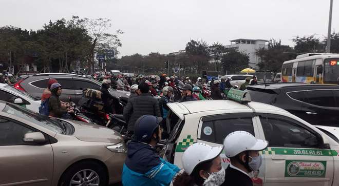 SantaFe đâm hàng loạt ôtô, cuốn xe máy dừng đèn đỏ vào gầm-4