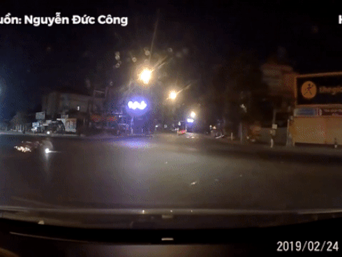 Ô tô bật pha khiến người đi xe máy ngã lăn lộn, xe trượt tóe lửa