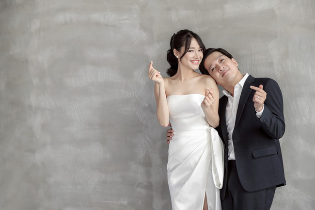 Nhã Phương thay ảnh bìa fanpage thành ảnh cưới nhưng cư dân mạng lại phát hiện ra điểm trùng hợp thú vị này-1