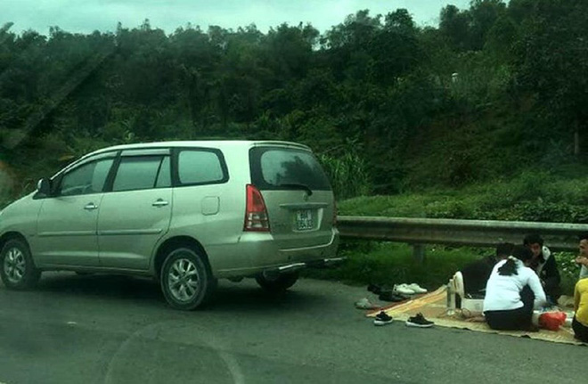 Tước bằng lái tài xế dừng xe cao tốc, mở nồi cơm ăn uống-1