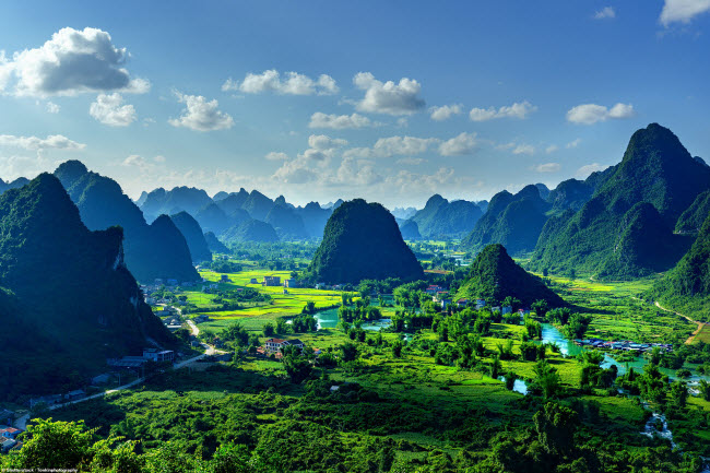 Việt Nam là một nơi đầy màu sắc, đó là điều mà bạn không thể bỏ qua. Hình ảnh Việt Nam sẽ giúp bạn khám phá vẻ đẹp của đất nước và con người Việt Nam. Từ những cảnh quan thiên nhiên tuyệt đẹp đến những con phố bé xíu đầy sôi động, hình ảnh Việt Nam sẽ đưa bạn vào một hành trình khám phá đầy thú vị.