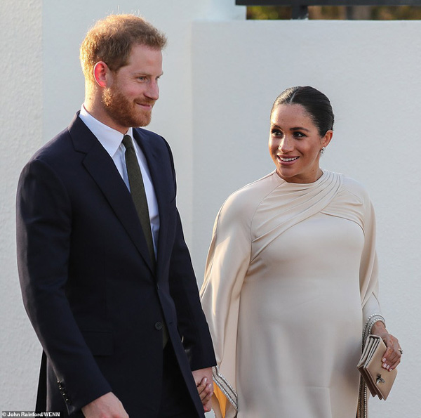 Meghan bị soi khoảnh khắc cướp hoa của chồng, coi Hoàng tử Harry như tùy tùng và lộ vòng bụng bất thường-2