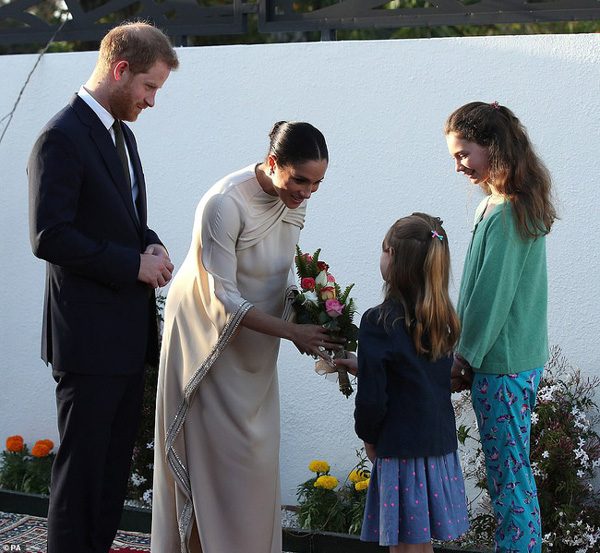 Meghan bị soi khoảnh khắc cướp hoa của chồng, coi Hoàng tử Harry như tùy tùng và lộ vòng bụng bất thường-3