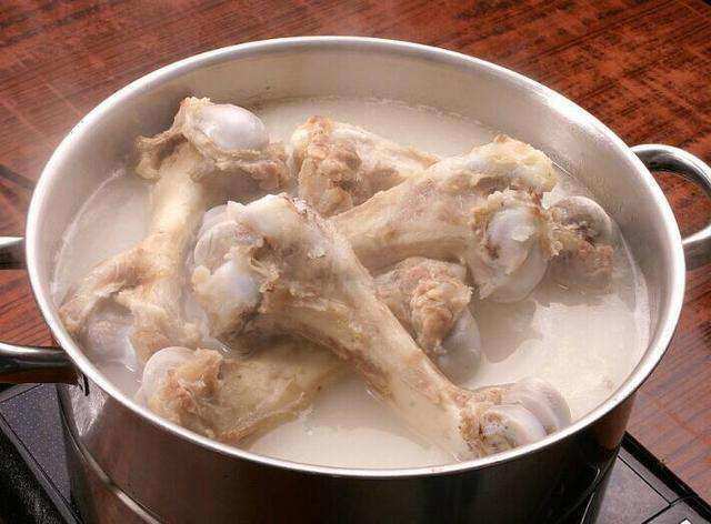 Đừng cho ngay xương vào nước để hầm, làm theo cách này xương mới thơm và nước dùng trong-1