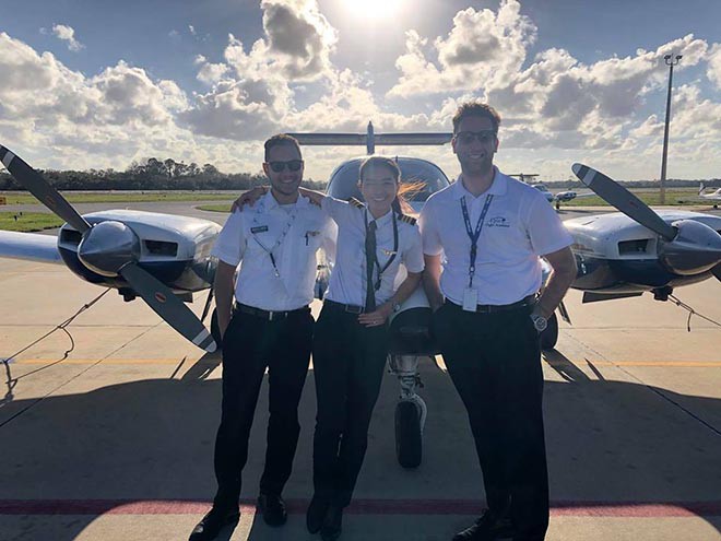 Nữ diễn viên Việt đầu tiên từ bỏ showbiz, làm phi công xinh đẹp thế nào?-11