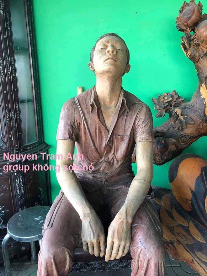 Người đàn ông ngồi trông showroom với dáng ngồi lạ, lỗ mũi của anh ta càng gây bất ngờ-2