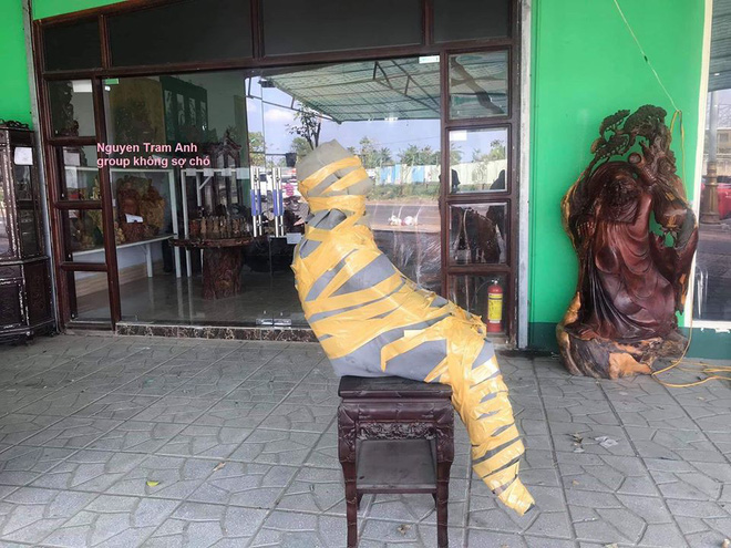 Người đàn ông ngồi trông showroom với dáng ngồi lạ, lỗ mũi của anh ta càng gây bất ngờ-3