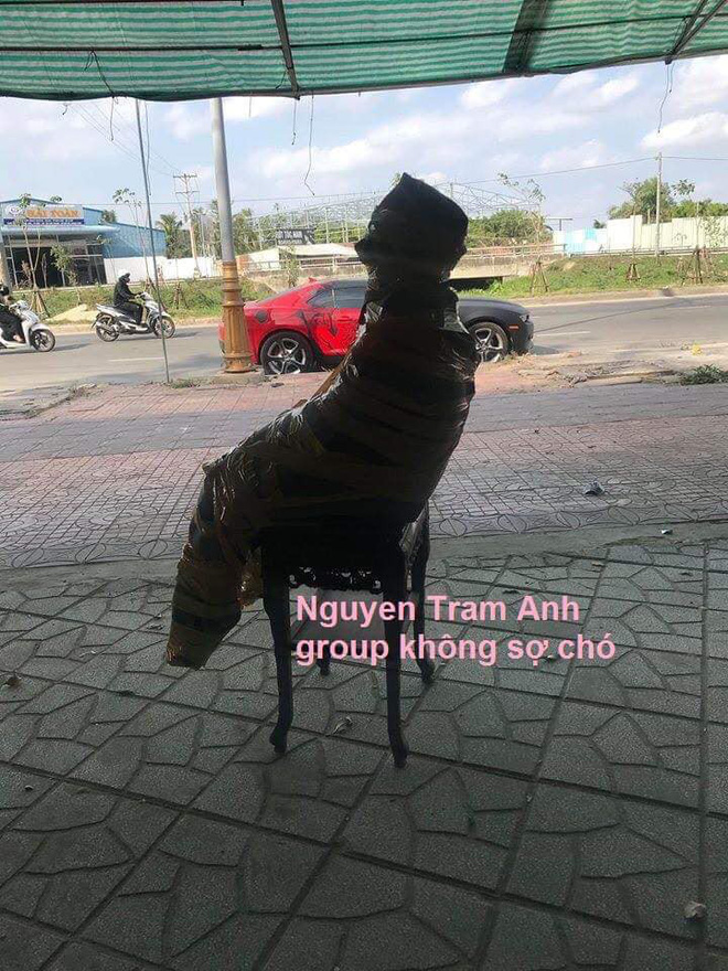 Người đàn ông ngồi trông showroom với dáng ngồi lạ, lỗ mũi của anh ta càng gây bất ngờ-4