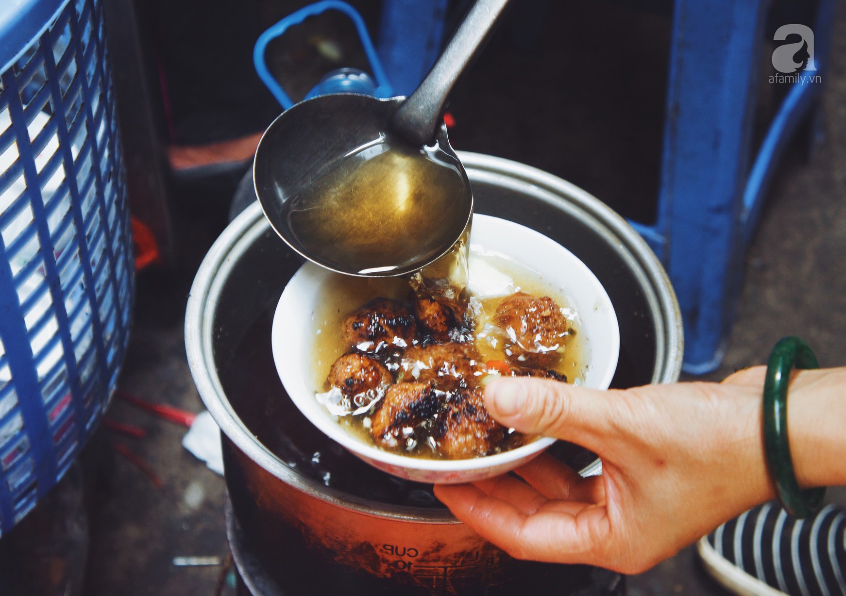 Quán bún chả nằm sâu trong ngõ nhỏ, trưa nào thực khách cũng phải xếp hàng đợi chờ mới đến lượt ăn ở phố cổ-9