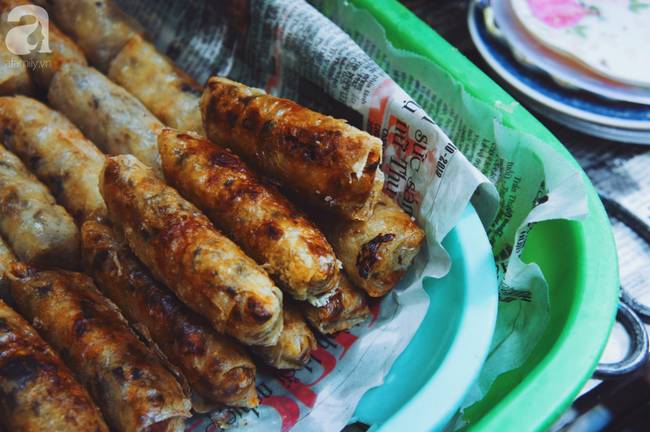 Quán bún chả nằm sâu trong ngõ nhỏ, trưa nào thực khách cũng phải xếp hàng đợi chờ mới đến lượt ăn ở phố cổ-10