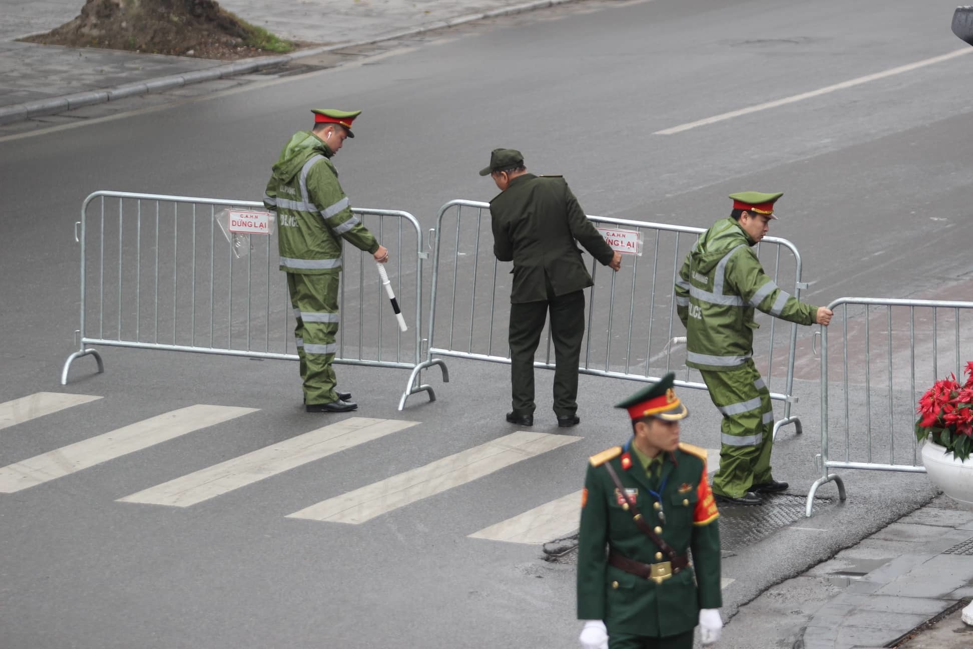 Ông Kim Jong-un cười rạng rỡ khi đến Hà Nội-19