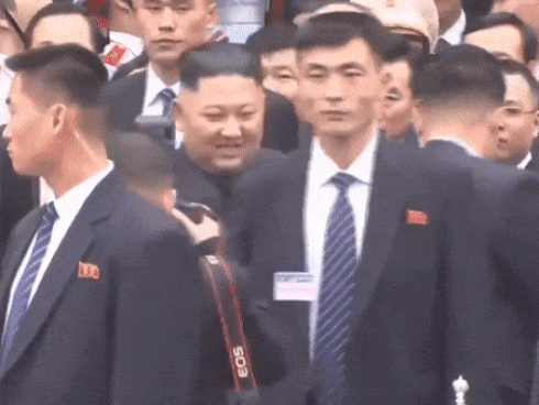 Video đội cận vệ Triều Tiên bảo vệ xe Chủ tịch Kim Jong Un tại ga Đồng Đăng