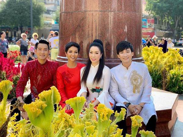 Á hậu Trịnh Kim Chi, HHen Niê rạng rỡ áo dài gây náo loạn đường phố-3