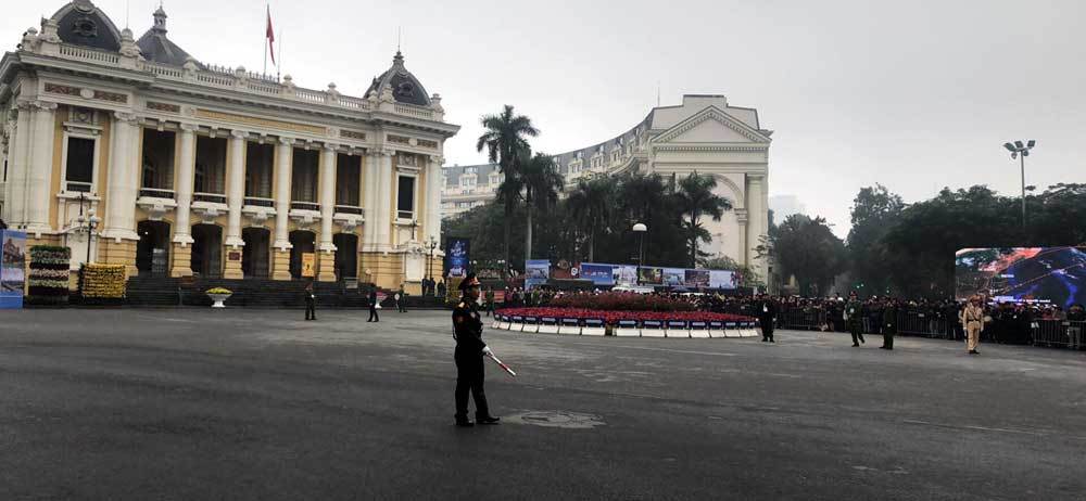 Ông Kim Jong-un cười rạng rỡ khi đến Hà Nội-11