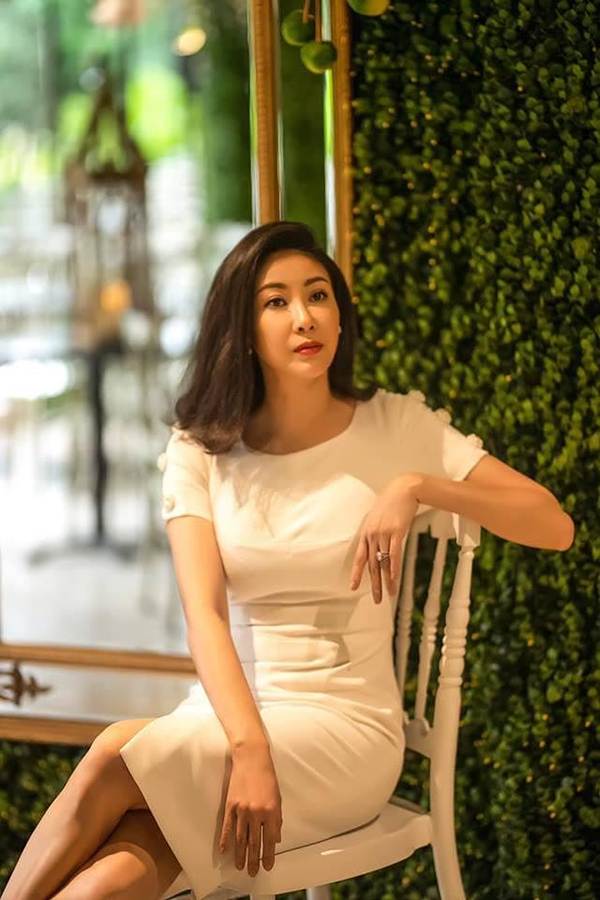 Á hậu Trịnh Kim Chi, HHen Niê rạng rỡ áo dài gây náo loạn đường phố-13