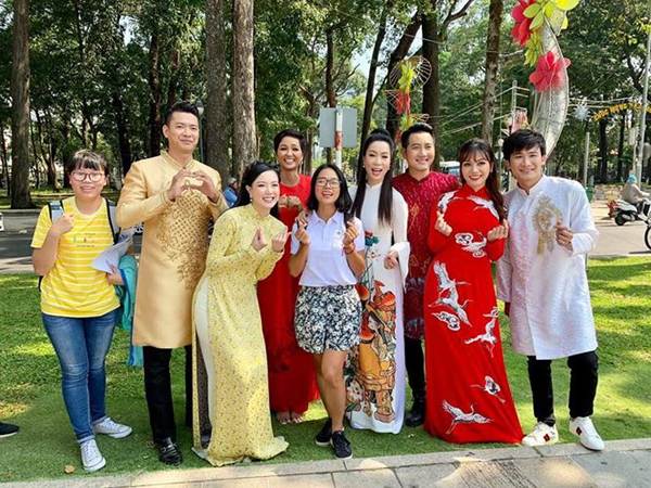 Á hậu Trịnh Kim Chi, HHen Niê rạng rỡ áo dài gây náo loạn đường phố-4