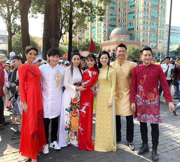 Á hậu Trịnh Kim Chi, HHen Niê rạng rỡ áo dài gây náo loạn đường phố-5