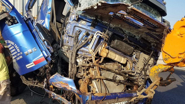 Va chạm liên hoàn trên cao tốc TP.HCM - Trung Lương giữa 3 container, 1 người chết, 1 người bị thương nặng-2