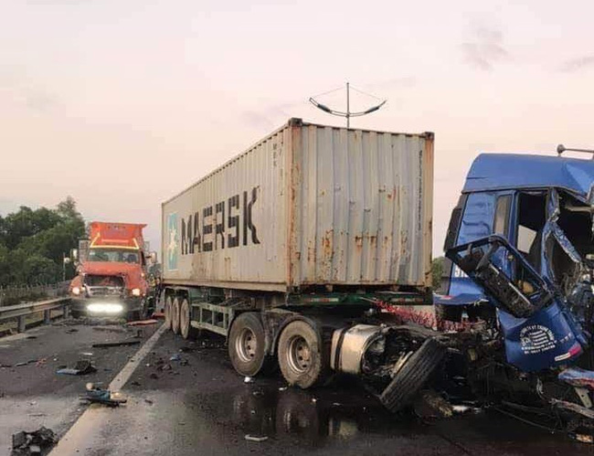 Va chạm liên hoàn trên cao tốc TP.HCM - Trung Lương giữa 3 container, 1 người chết, 1 người bị thương nặng-4