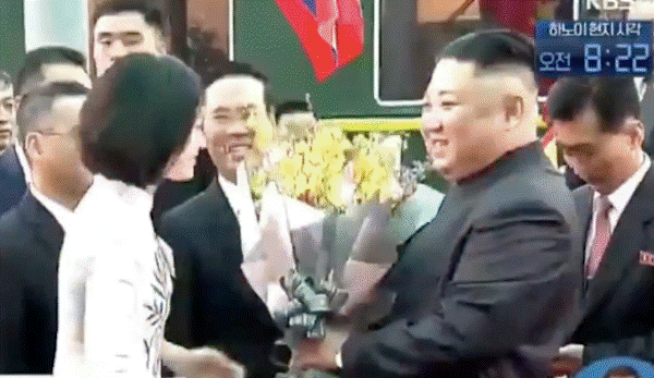 Nữ sinh tặng hoa cho Chủ tịch Triều Tiên Kim Jong-un: Em khá hồi hộp!-1
