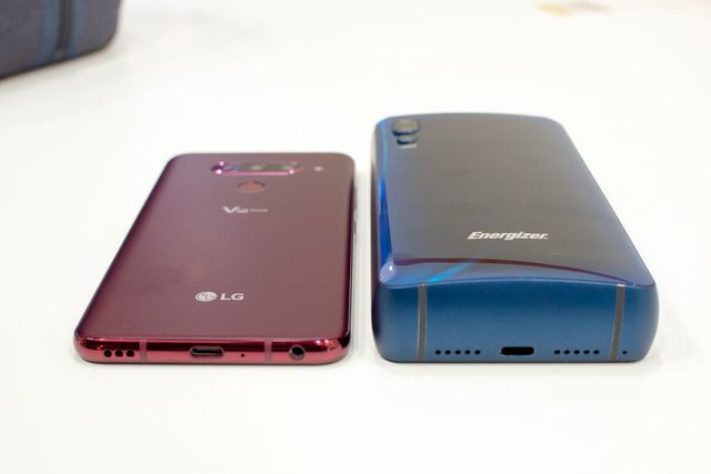 Choáng” với thiết kế... siêu xấu của chiếc smartphone có pin lớn nhất thế giới-1