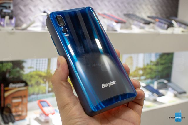 Choáng” với thiết kế... siêu xấu của chiếc smartphone có pin lớn nhất thế giới-3