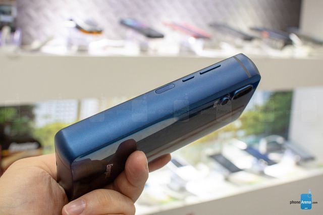Choáng” với thiết kế... siêu xấu của chiếc smartphone có pin lớn nhất thế giới-6