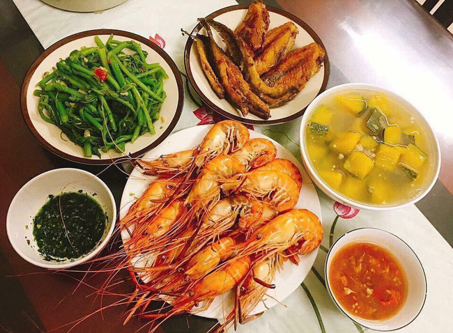 Khoe được chồng khen mâm cơm hoàn hảo, vợ trẻ bị chị em dội ngay gáo nước lạnh chỉ vì đĩa tôm-1