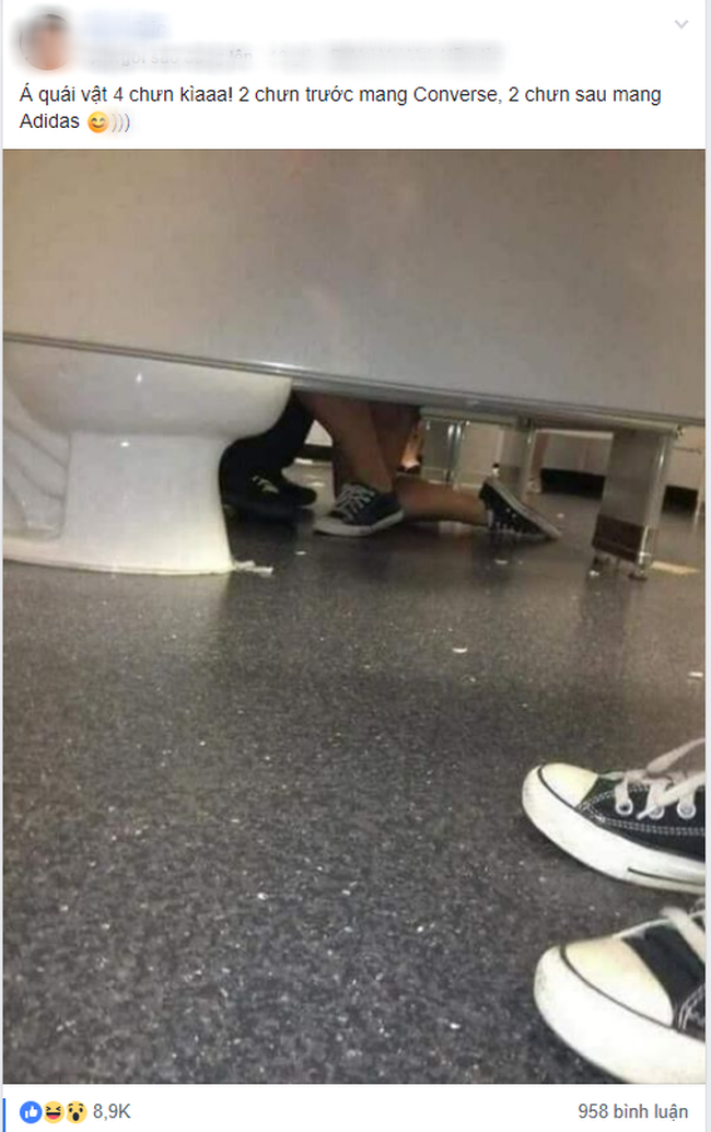 Bức ảnh 2 cặp chân quấn lấy nhau trong WC công cộng gây bão, dân mạng thi nhau đoán điều gì đang xảy ra-1