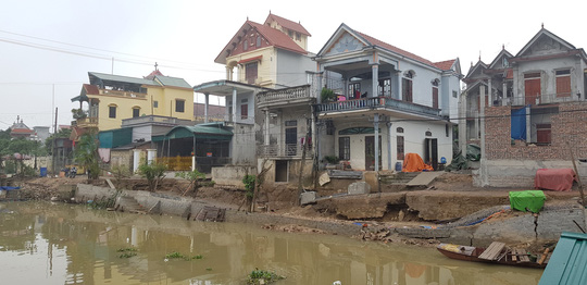 Khoảng 60 m đường trôi tuột xuống sông, dân hoảng loạn sơ tán khẩn cấp-1