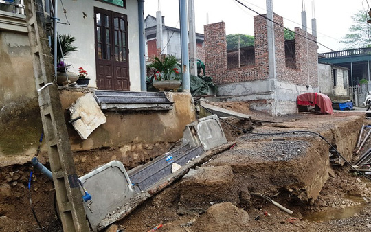 Khoảng 60 m đường trôi tuột xuống sông, dân hoảng loạn sơ tán khẩn cấp-2