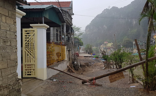 Khoảng 60 m đường trôi tuột xuống sông, dân hoảng loạn sơ tán khẩn cấp-3