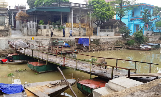 Khoảng 60 m đường trôi tuột xuống sông, dân hoảng loạn sơ tán khẩn cấp-4