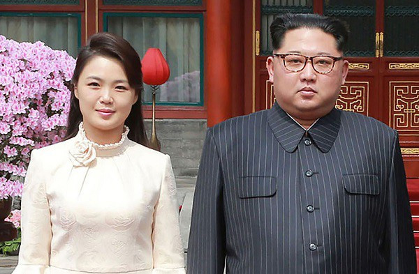 Chân dung người vợ xinh đẹp, bí ẩn và cuộc tình gây tranh cãi của chủ tịch Triều Tiên Kim Jong-un-1