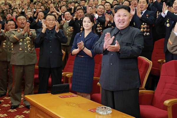 Chân dung người vợ xinh đẹp, bí ẩn và cuộc tình gây tranh cãi của chủ tịch Triều Tiên Kim Jong-un-5