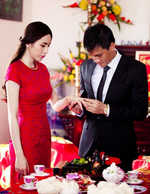 Loạt khoảnh khắc đắt giá tái hiện cả đoạn đường tình dài hàng thập kỷ, lay động lòng người của sao Vbiz-21