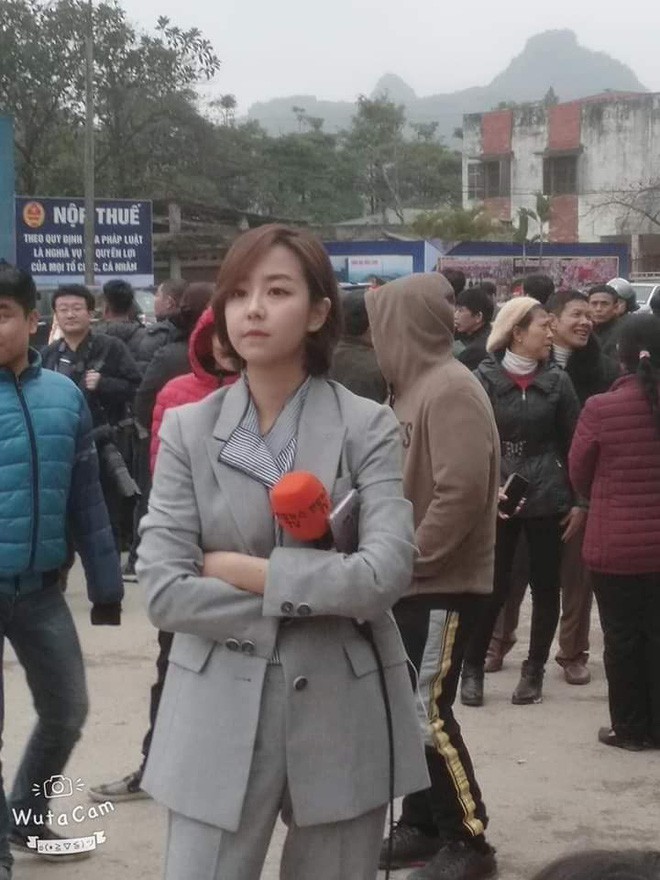Nữ phóng viên Hàn Quốc xinh đẹp nổi bật giữa đám đông khi tác nghiệp sự kiện đón Nhà lãnh đạo Triều Tiên tại ga Đồng Đăng-1