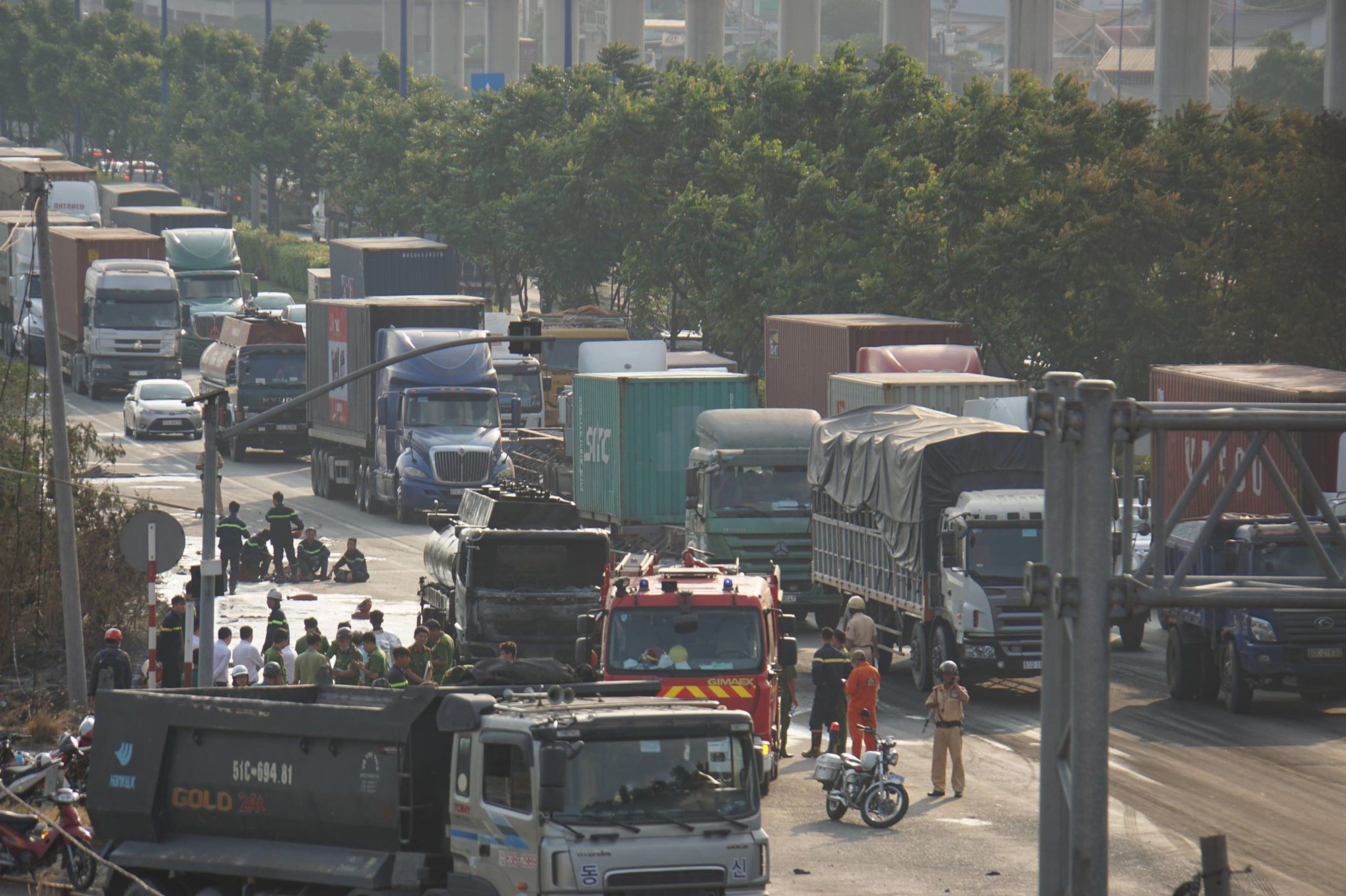 Xe bồn chở xăng dầu cháy ngùn ngụt trên Xa lộ Hà Nội, tài xế hoảng hồn tháo chạy-2
