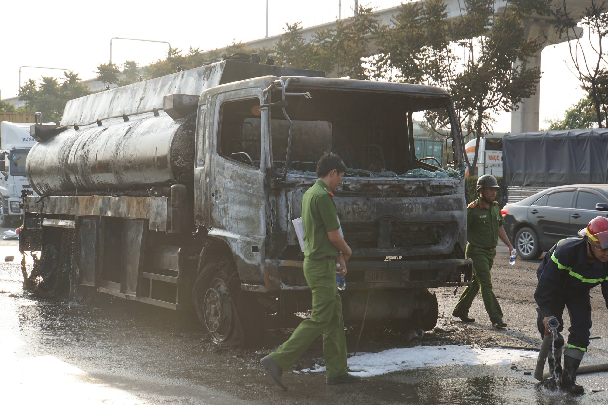 Xe bồn chở xăng dầu cháy ngùn ngụt trên Xa lộ Hà Nội, tài xế hoảng hồn tháo chạy-3
