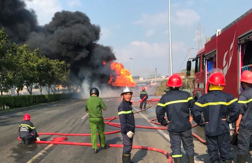 Xe bồn chở xăng dầu cháy ngùn ngụt trên Xa lộ Hà Nội, tài xế hoảng hồn tháo chạy-4