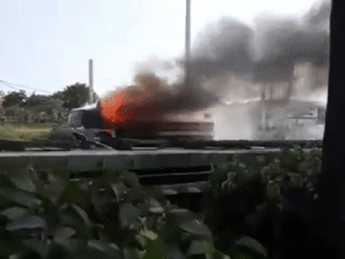 Xe bồn chở xăng dầu cháy ngùn ngụt trên Xa lộ Hà Nội, tài xế hoảng hồn tháo chạy