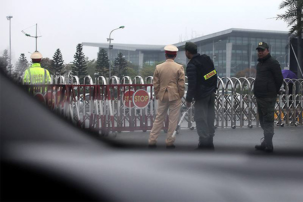 Mật vụ Mỹ đưa chó nghiệp vụ đến Nội Bài trước giờ đón Tổng thống Trump-3