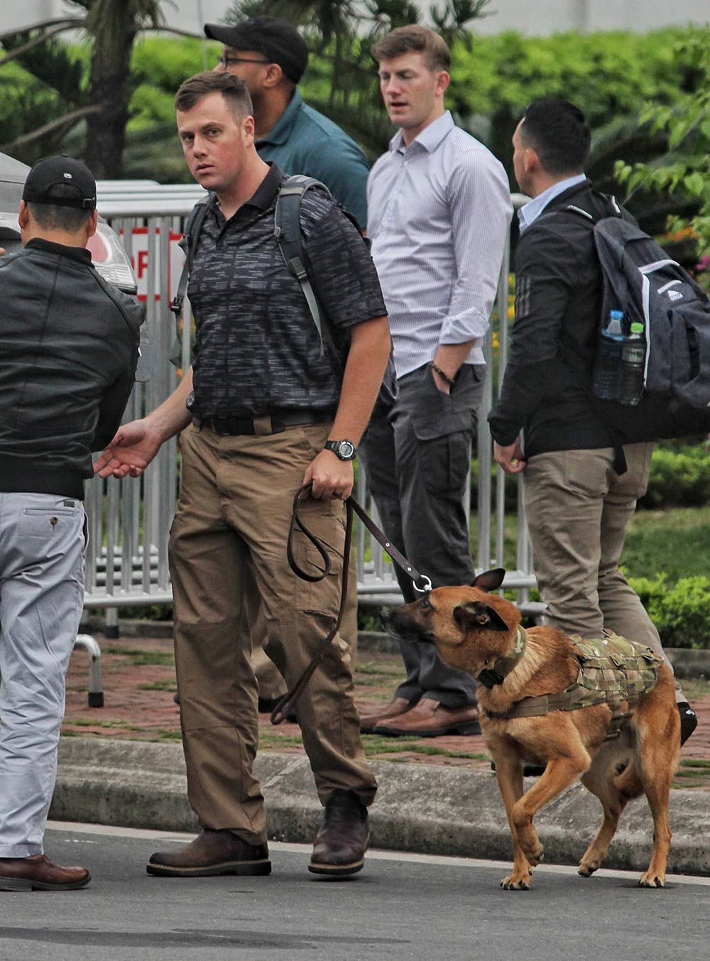 Mật vụ Mỹ đưa chó nghiệp vụ đến Nội Bài trước giờ đón Tổng thống Trump-8