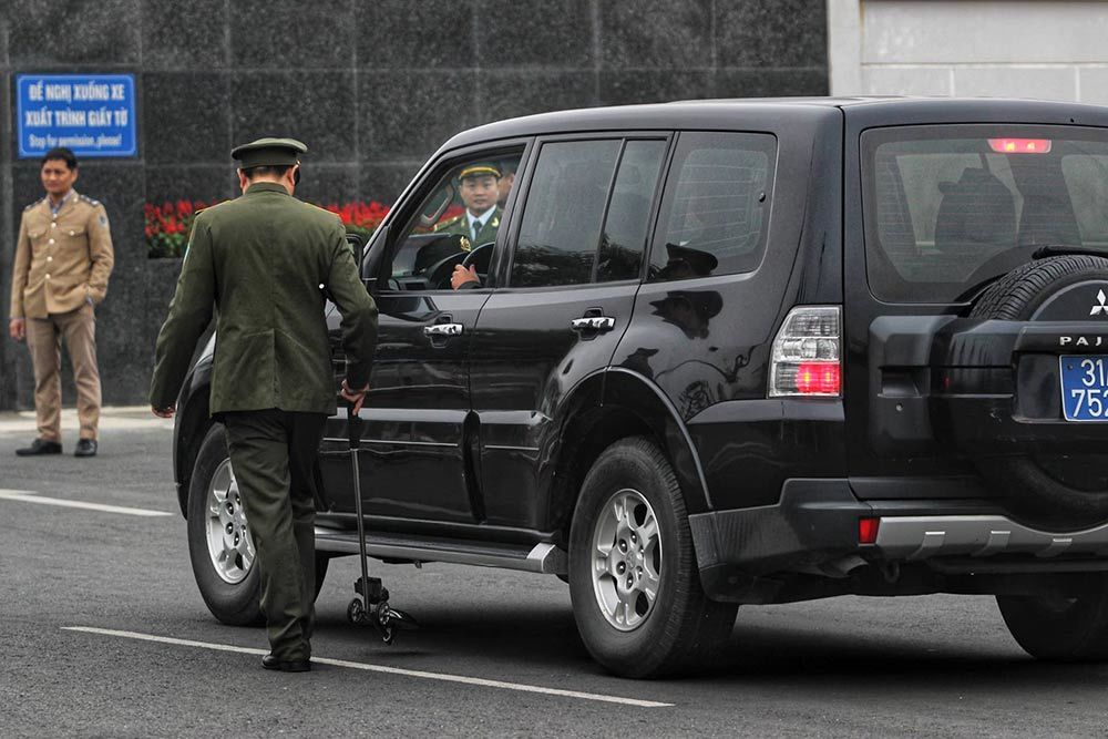 Mật vụ Mỹ đưa chó nghiệp vụ đến Nội Bài trước giờ đón Tổng thống Trump-7